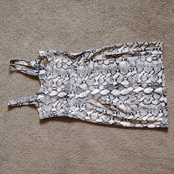 Form fitting dress - Picture 7 of 7